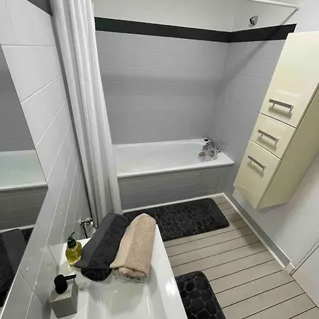 En Salvy : Hyper Centre + Parking Gratuit Apartment